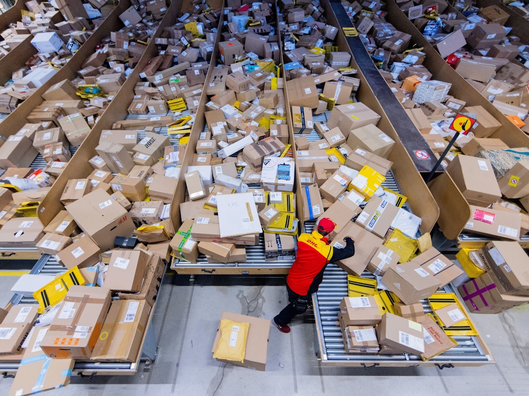 Die Deutsche Post räumt Probleme bei der Zustellung in einigen Gegenden ein. Unser Symbolfoto zeigt die Zustellbasis in Köln.