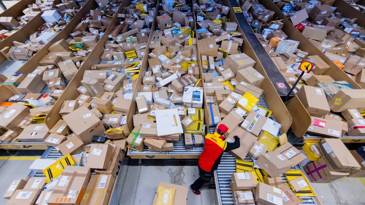 Die Deutsche Post räumt Probleme bei der Zustellung in einigen Gegenden ein. Unser Symbolfoto zeigt die Zustellbasis in Köln.
