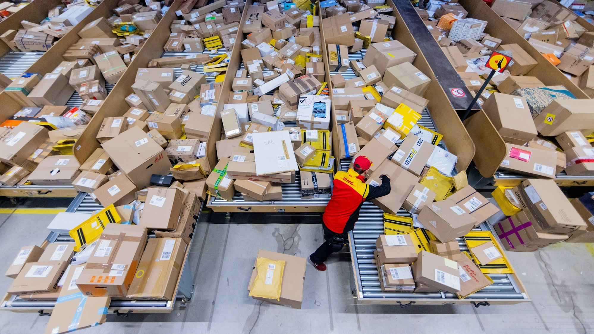 Die Deutsche Post räumt Probleme bei der Zustellung in einigen Gegenden ein. Unser Symbolfoto zeigt die Zustellbasis in Köln.