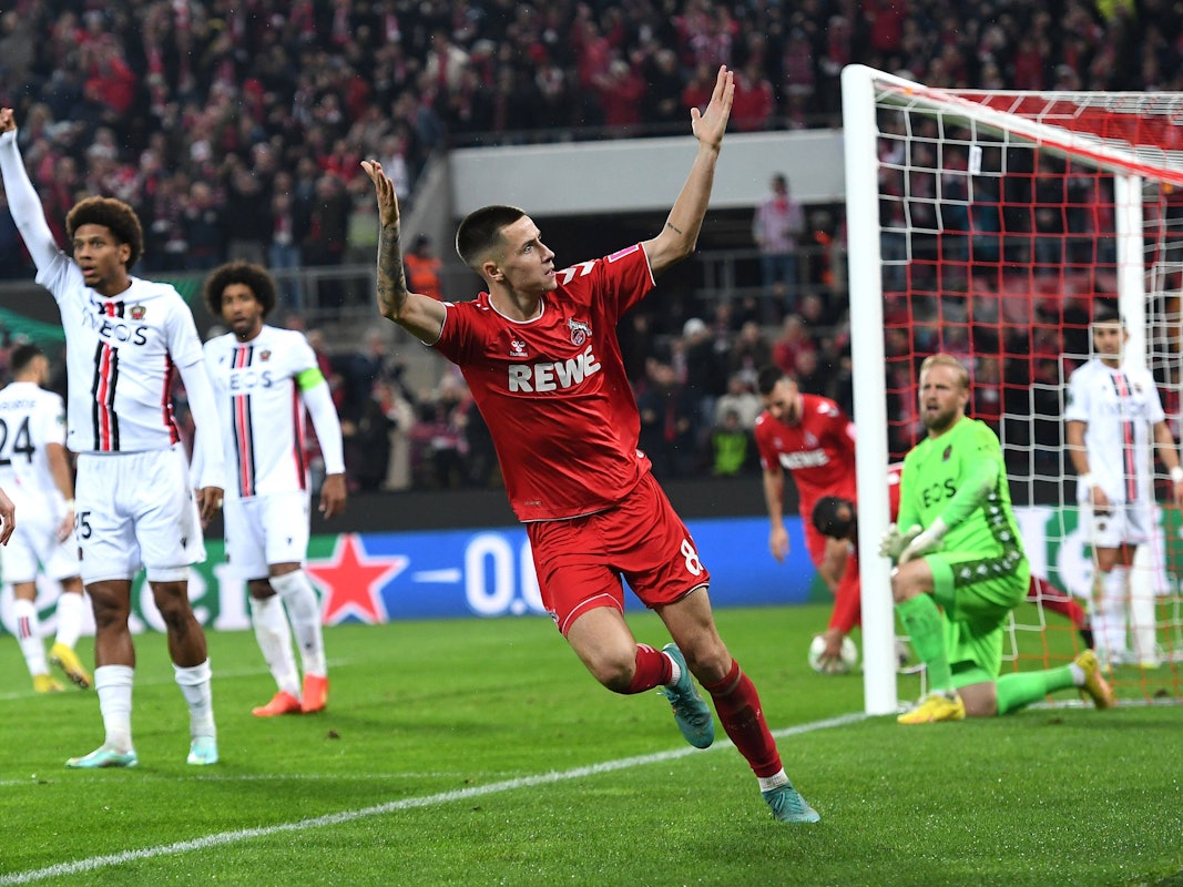 Denis Huseinbasic jubelt mit ausgebreiteten Armen vor der Südtribüne.