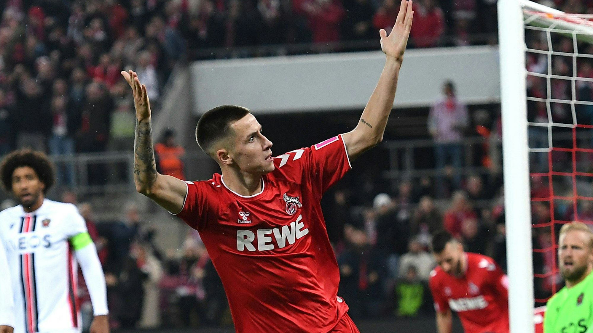 Denis Huseinbasic jubelt mit ausgebreiteten Armen vor der Südtribüne.