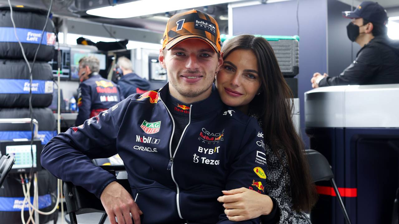 Max Verstappen posiert mit Kelly Piquet.