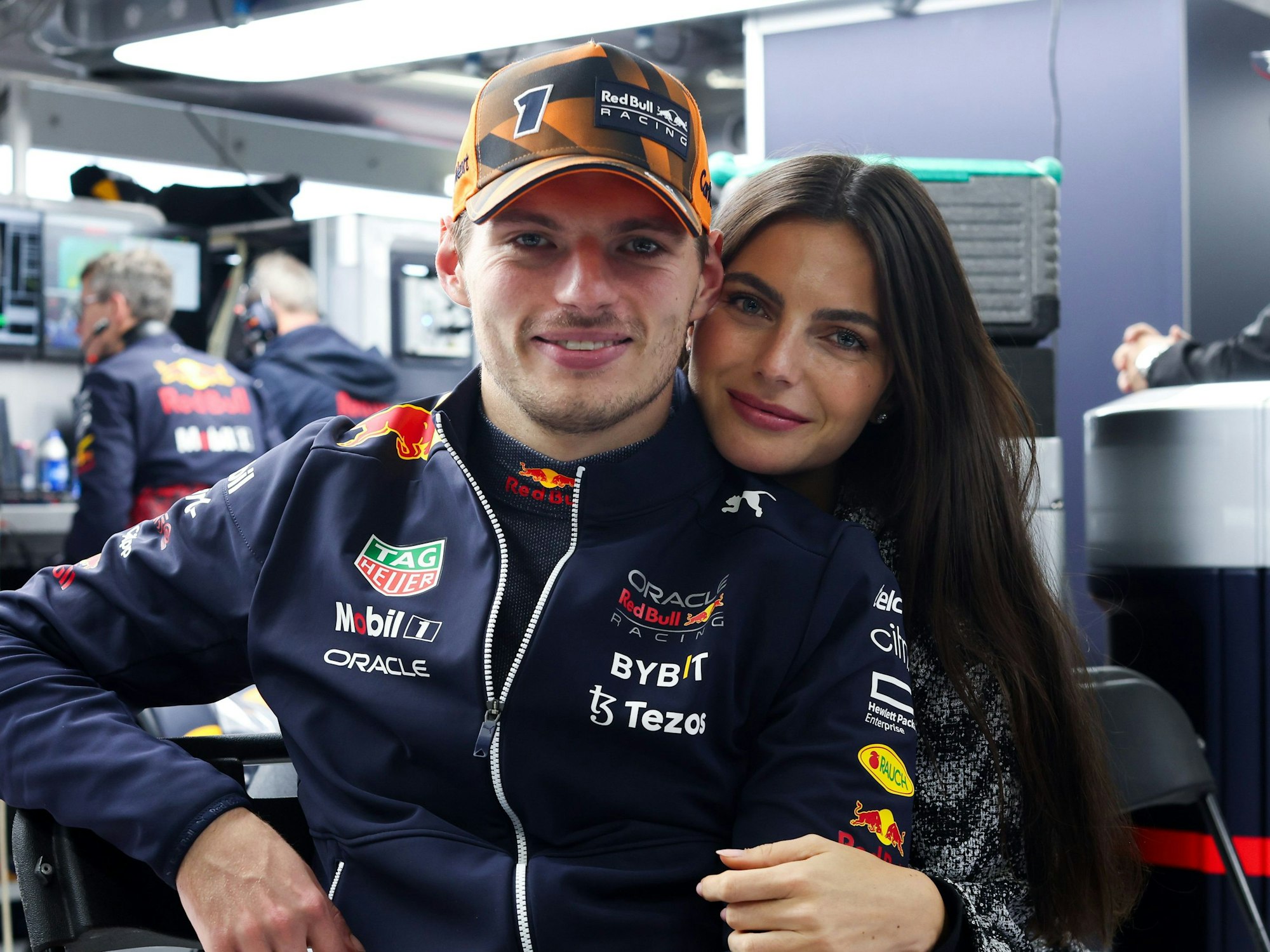 Max Verstappen posiert mit Kelly Piquet.