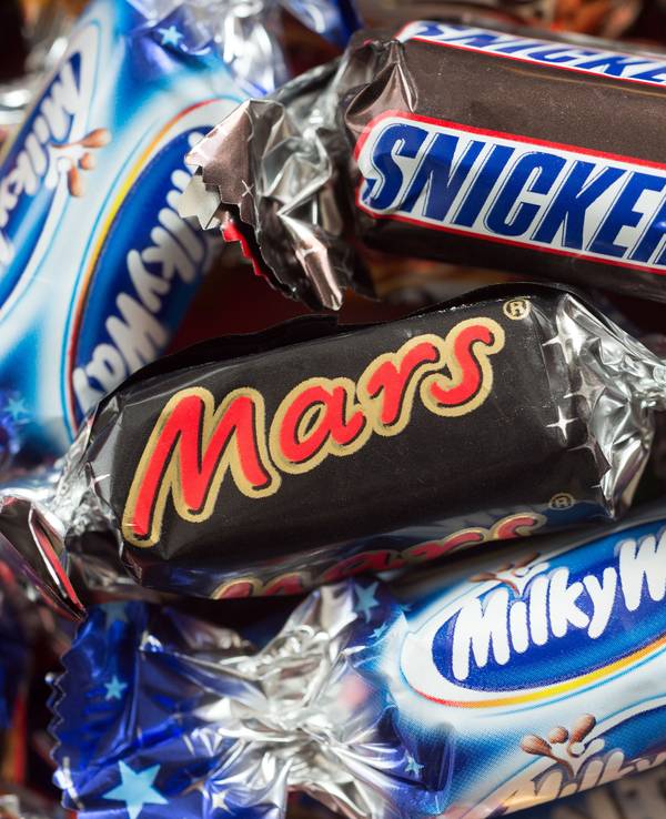 Verschiedene Mars-Schokoriegel liegen auf einem Tisch.