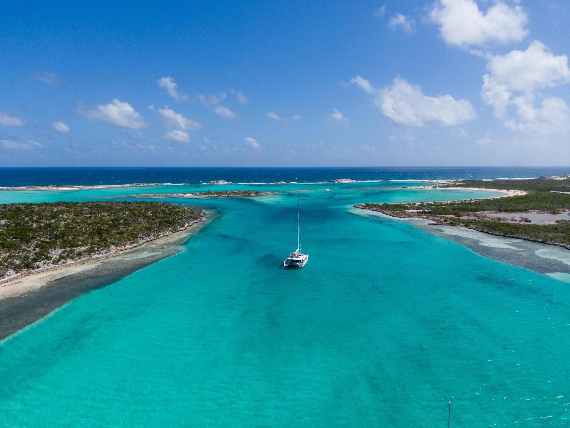 Ein Boot fährt an der Küste der Little Ragged Island, auch St. Andrew's genannt, entlang.
