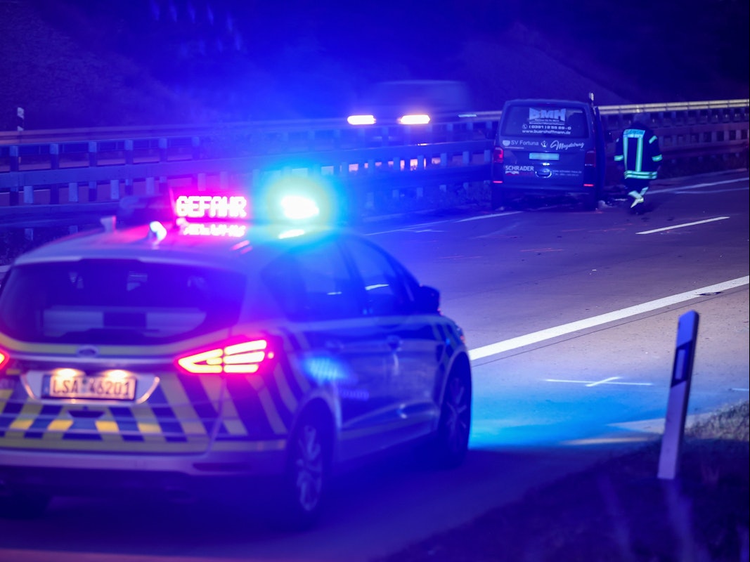 Mit Blaulicht und der Anzeige „Gefahr“ ist ein Polizeifahrzeug auf der Autobahn unterwegs.