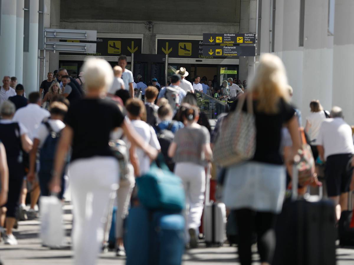 Reisende sind am Flughafen angekommen.