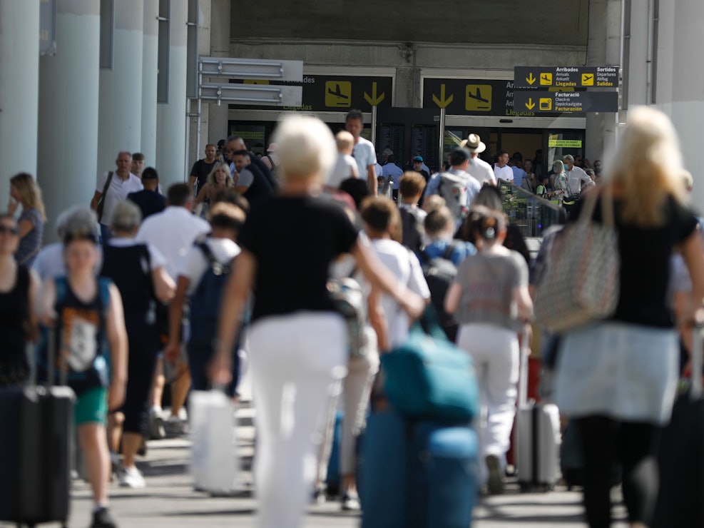 Reisende sind am Flughafen angekommen.