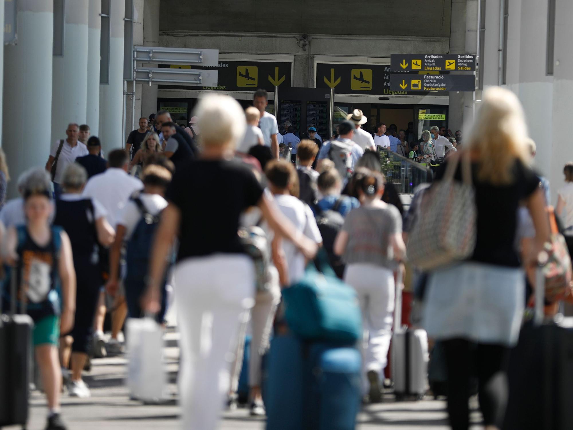 Reisende sind am Flughafen angekommen.