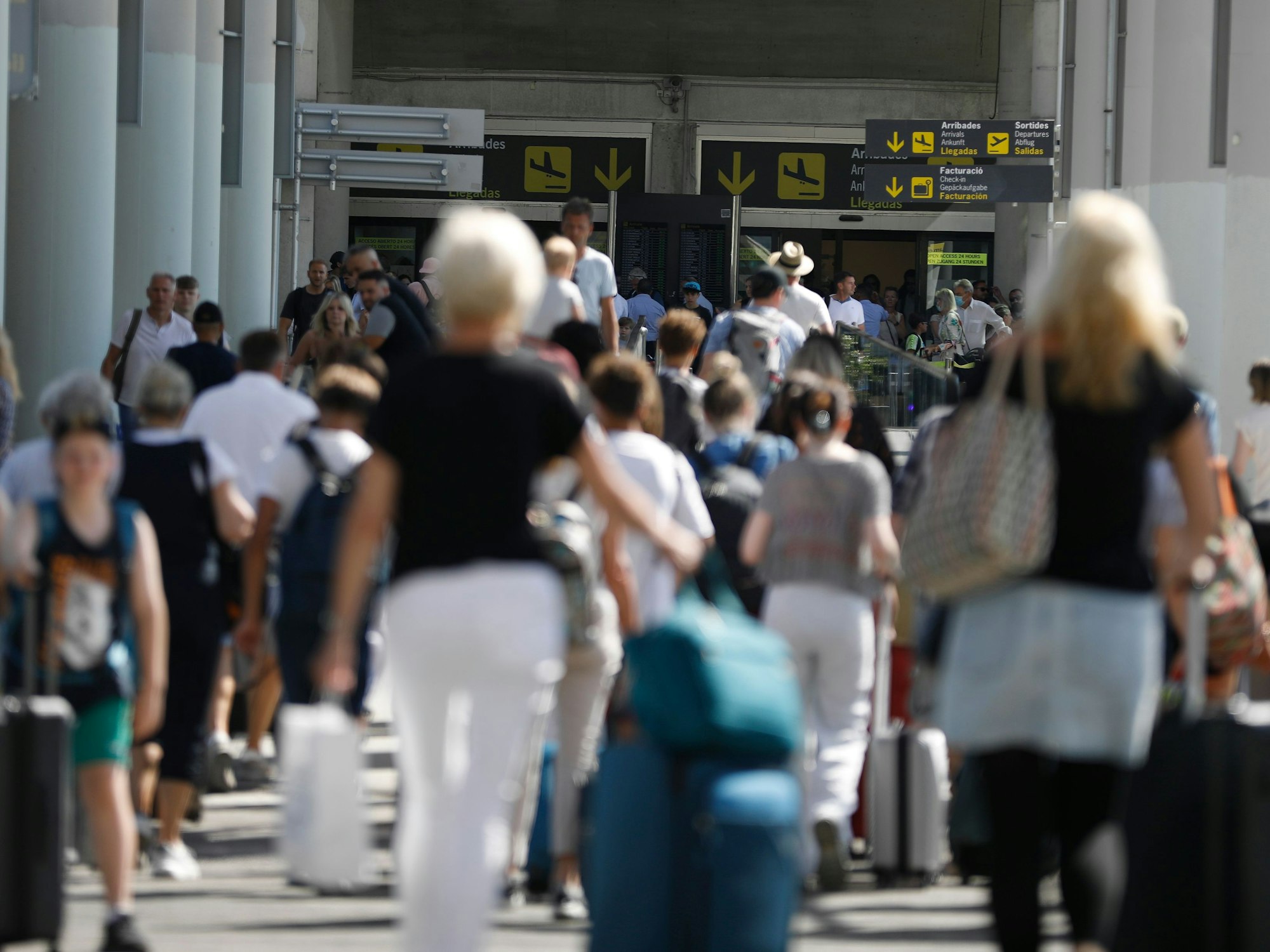 Reisende sind am Flughafen angekommen.