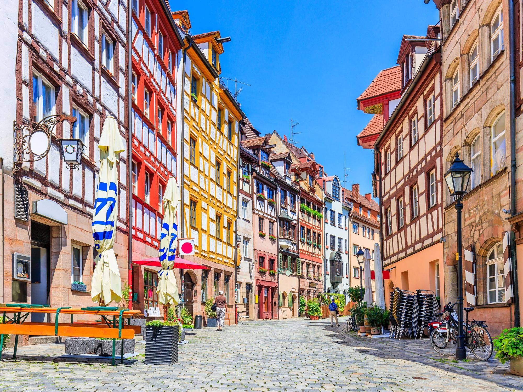 Die Weißgerbergasse zieht jährlich mit ihren bunten Fachwerkfassaden Touristen an.