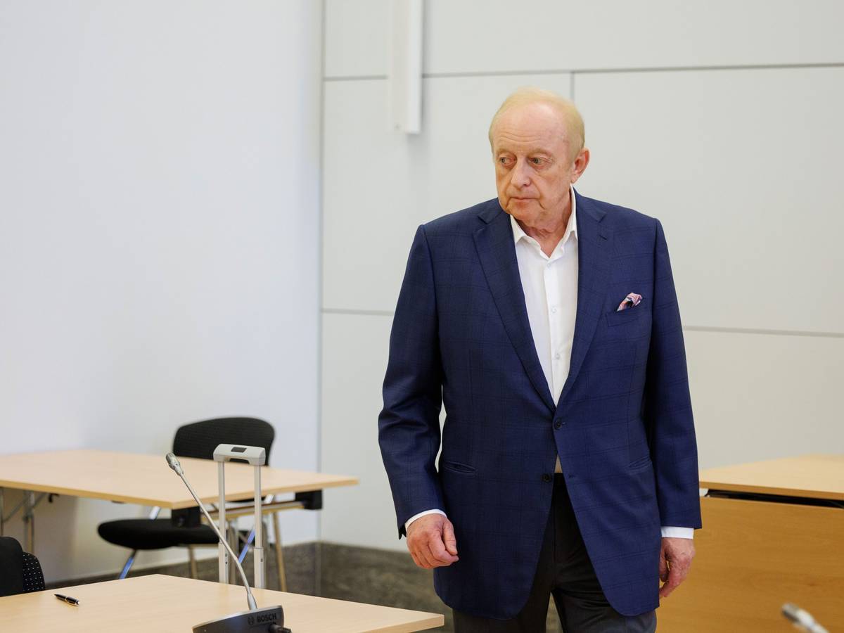 Alfons Schuhbeck, Koch und Unternehmer, kommt vor Prozessbeginn als Angeklagter in den Gerichtssaal im Landgericht München I.