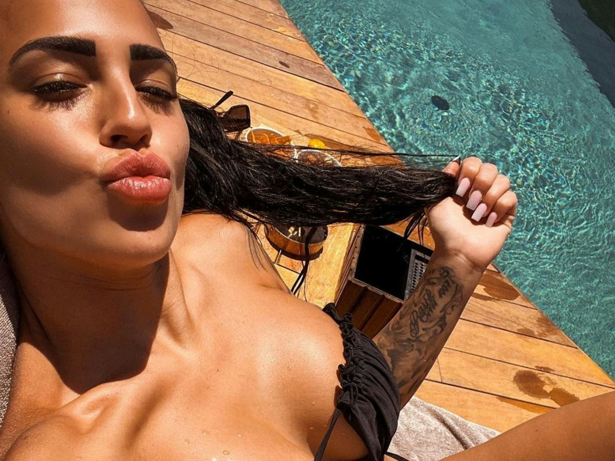 Elena Miras posiert für ein Instagram-Selfie am Pool.