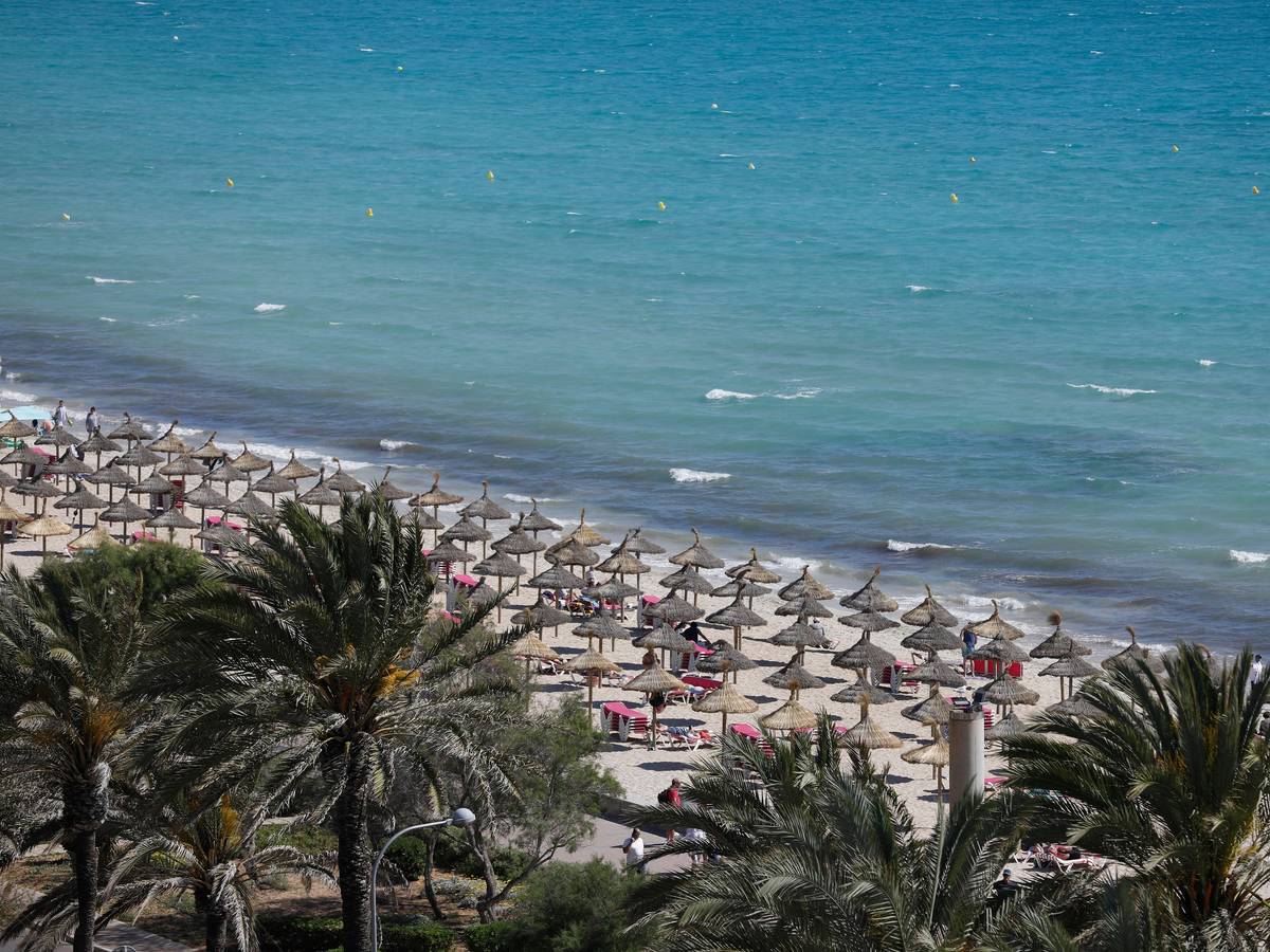 Gesamtansicht der Playa de Palma am Strand von Arenal auf Mallorca.