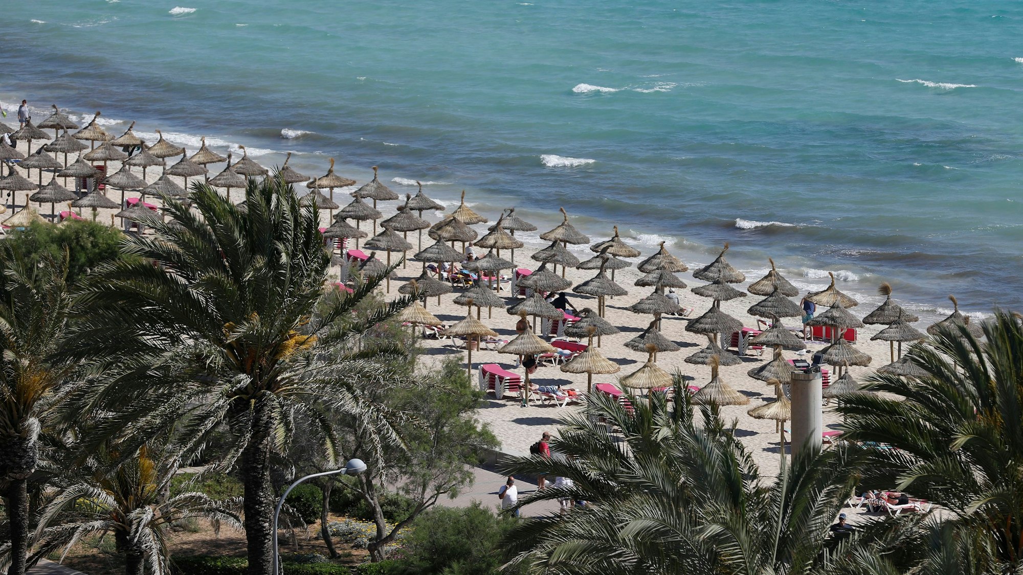 Gesamtansicht der Playa de Palma am Strand von Arenal auf Mallorca.+