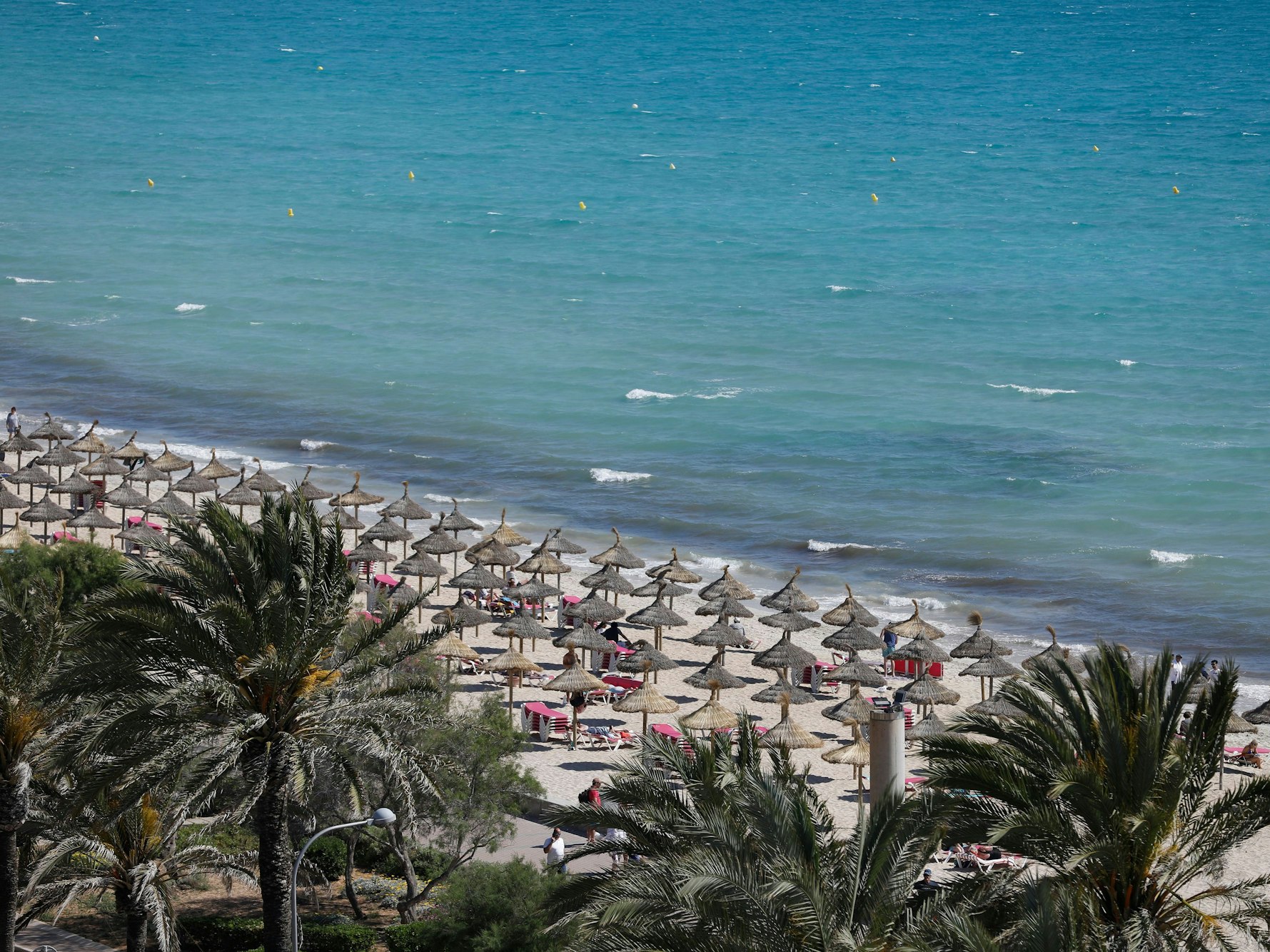 Gesamtansicht der Playa de Palma am Strand von Arenal auf Mallorca.