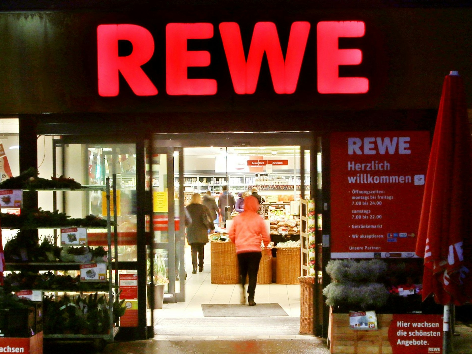 ARCHIV - Das Foto zeigt den Eingangsbereich einer Rewe-Filiale am 24.10.2016 in Essen (Nordrhein-Westfalen). Der Handelskonzern Rewe veröffentlicht am Dienstag in Köln seine Jahreszahlen. Foto: Roland Weihrauch/dpa