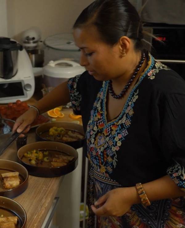 Gastgeberin Rheila steht an Tag 4 von „Das perfekte Dinner“ in ihrer Küche (TV-Ausstrahlung: 3. November 2022).