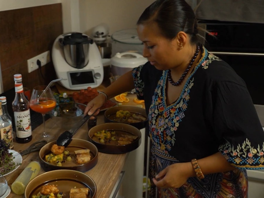 Gastgeberin Rheila steht an Tag 4 von „Das perfekte Dinner“ in ihrer Küche (TV-Ausstrahlung: 3. November 2022).