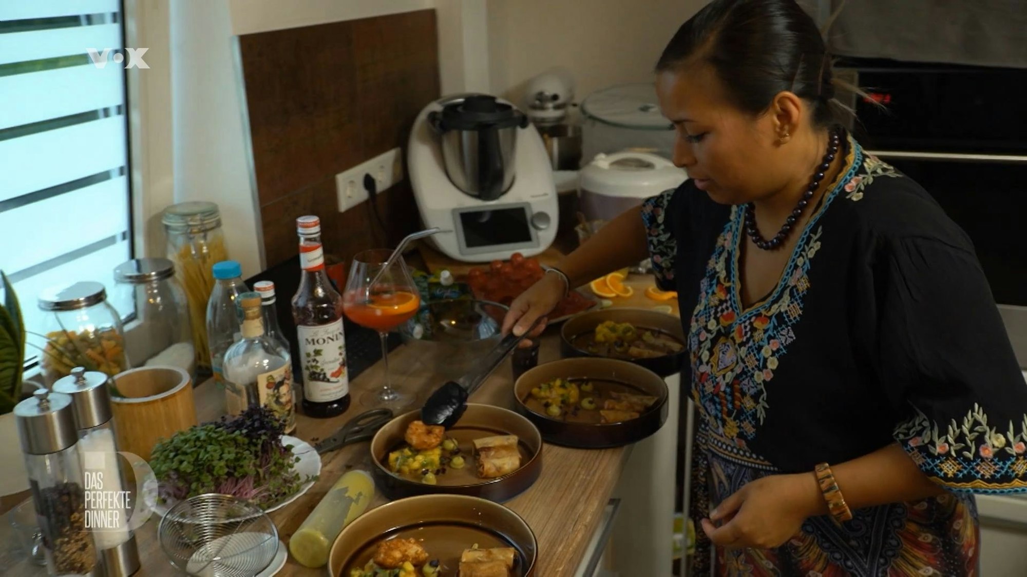 Gastgeberin Rheila steht an Tag 4 von „Das perfekte Dinner“ in ihrer Küche (TV-Ausstrahlung: 3. November 2022).