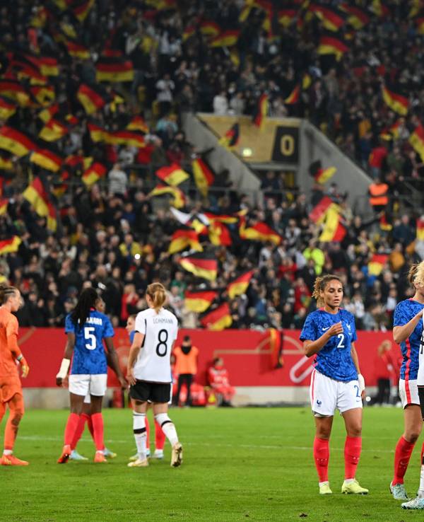 Die Spielerinnen von Deutschland und Frankreich stehen nach dem Abpfiff des Frauen-Länderspiels auf dem Rasen