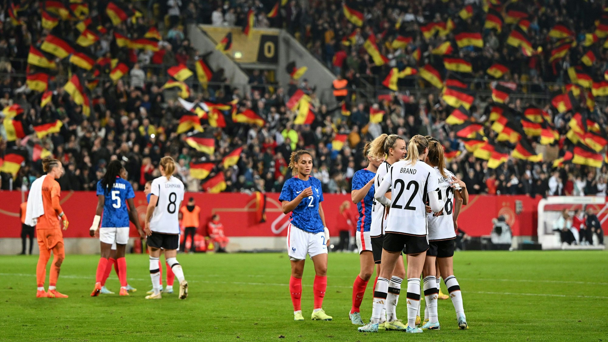 Die Spielerinnen von Deutschland und Frankreich stehen nach dem Abpfiff des Frauen-Länderspiels auf dem Rasen