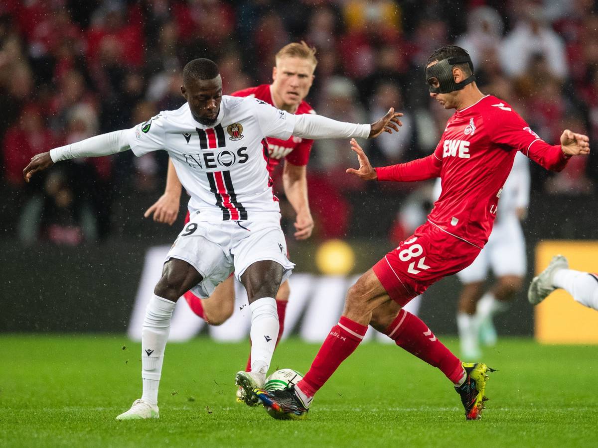 Ellyes Skhiri im Zweikampf mit Nicolas Pepe.