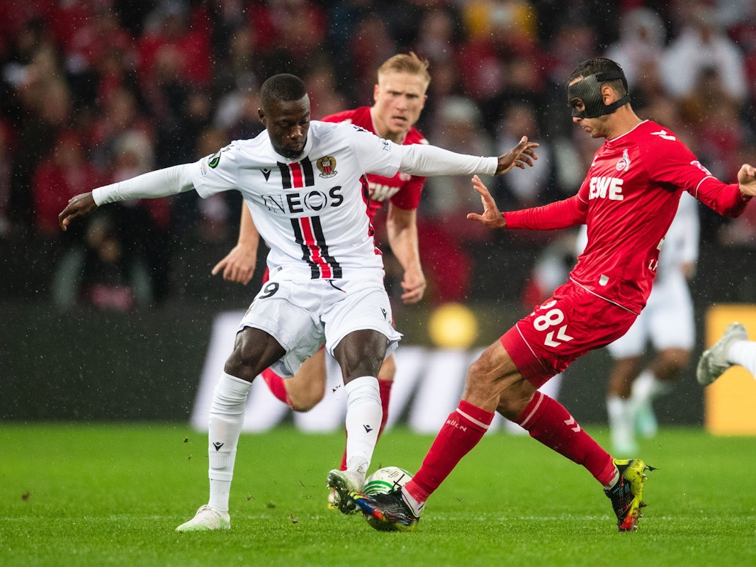 Ellyes Skhiri im Zweikampf mit Nicolas Pepe.