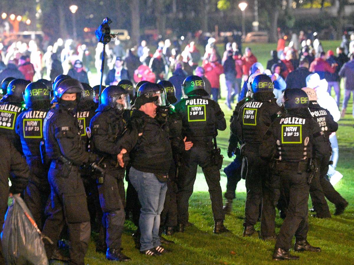Polizeieinsatz beim Spiel 1. FC Köln gegen OGC Nizza.
