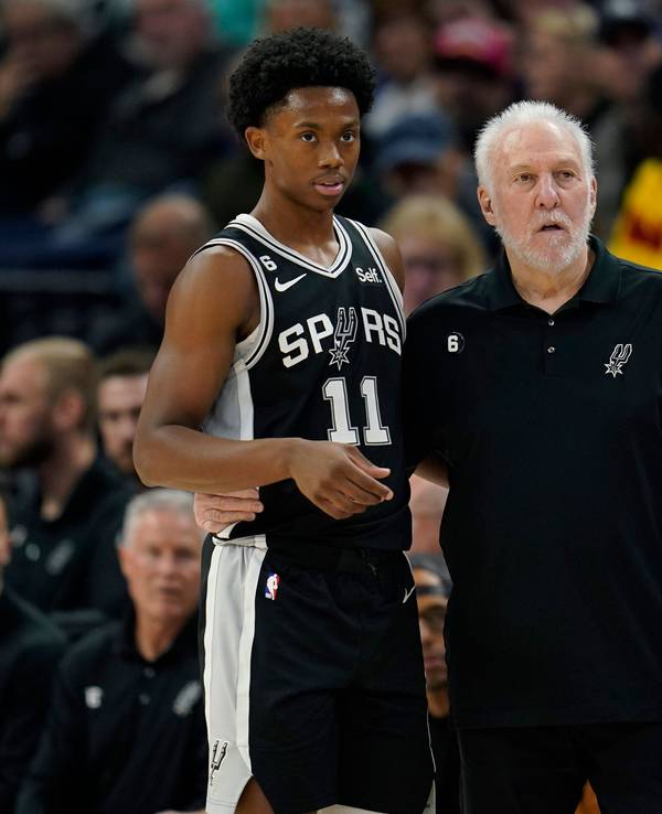 Joshua Primo (11) steht mit Coach Gregg Popovich am Spielfeldrand.