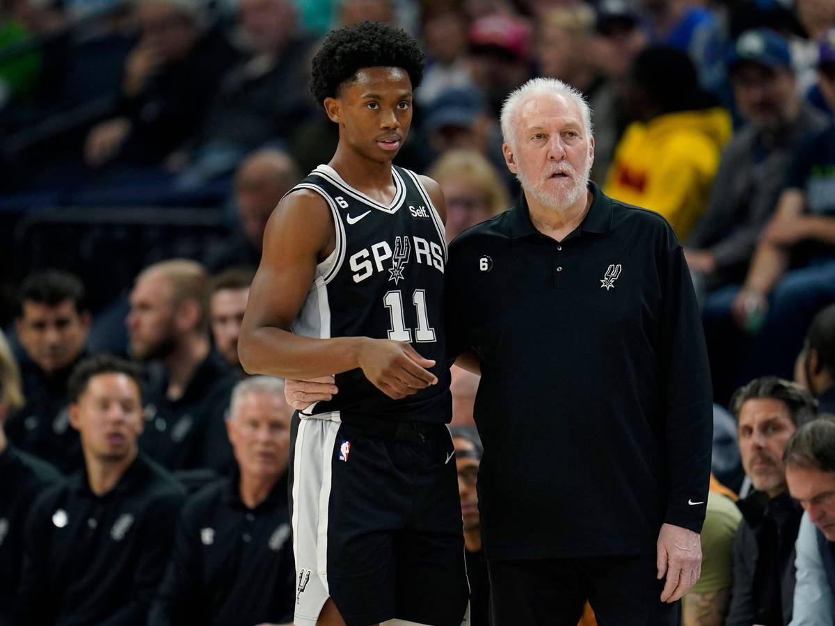 Joshua Primo (11) steht mit Coach Gregg Popovich am Spielfeldrand.