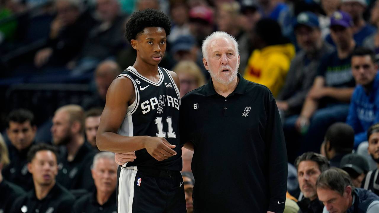 Joshua Primo (11) steht mit Coach Gregg Popovich am Spielfeldrand.