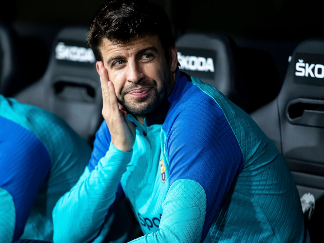 Gerard Piqué sitzt auf der Bank.