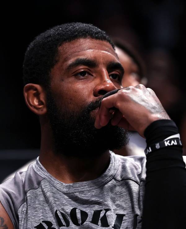 Kyrie Irving guckt genervt und frustriert.