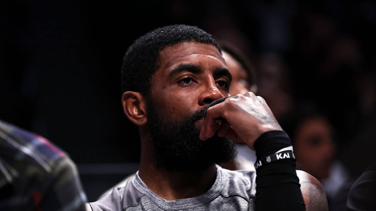 Kyrie Irving guckt genervt und frustriert.