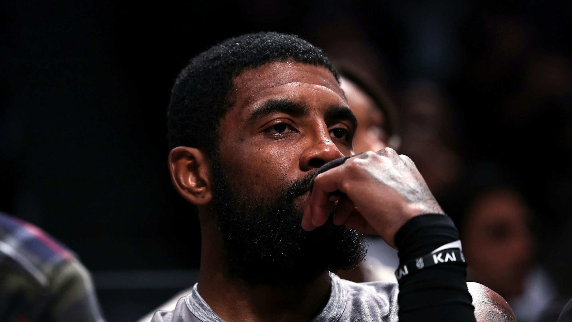 Kyrie Irving guckt genervt und frustriert.