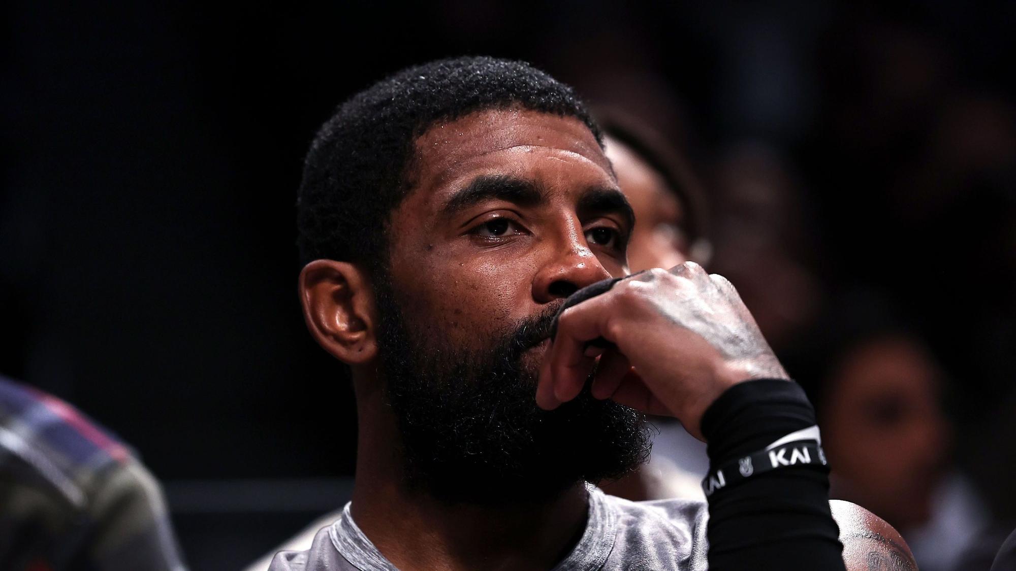 Kyrie Irving guckt genervt und frustriert.