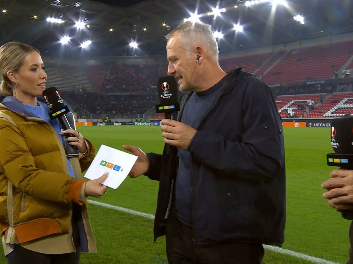 In Freiburg überreicht RTL-Moderatorin Laura Papendick SC-Trainer Christian Streich einen RTL+-Gutschein.