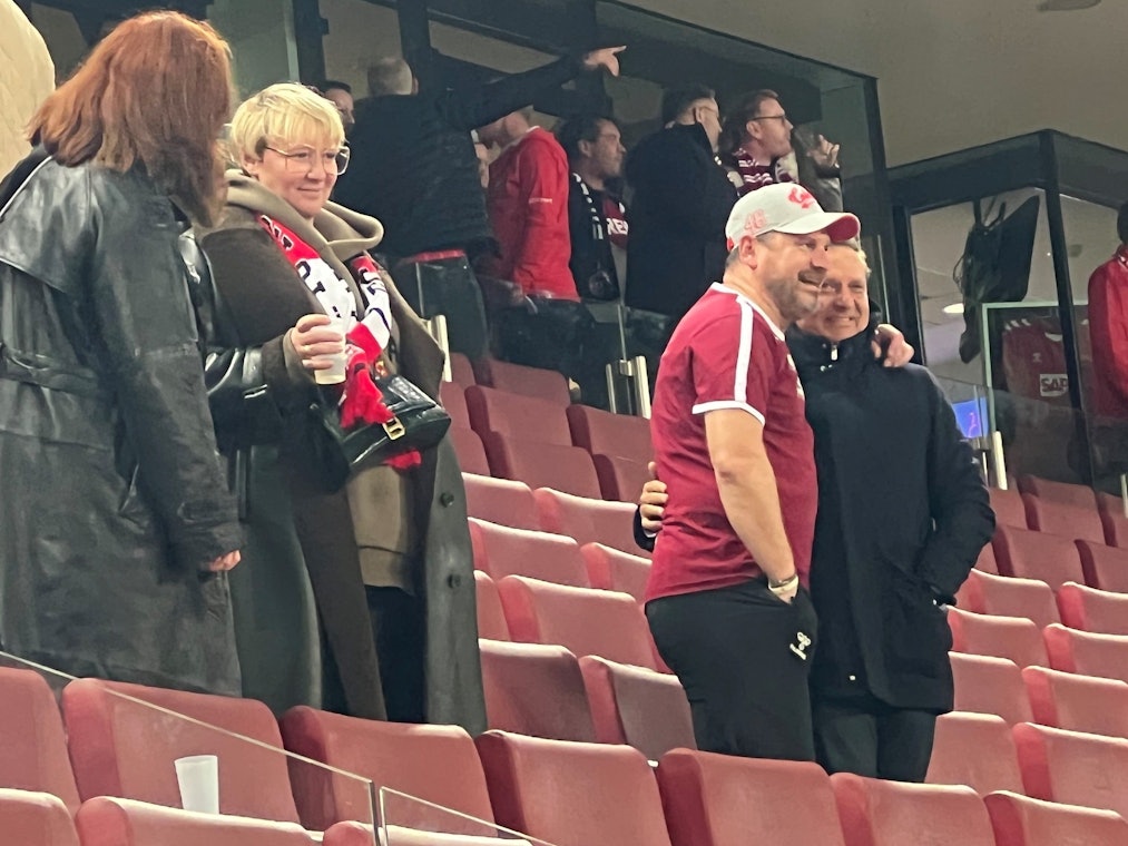 Links die Familie, rechts der Ex-Boss: Steffen Baumgart herzte nach dem 2:2 gegen OGC Nizza am Donnerstagabend (3. November 2022) Horst Heldt.