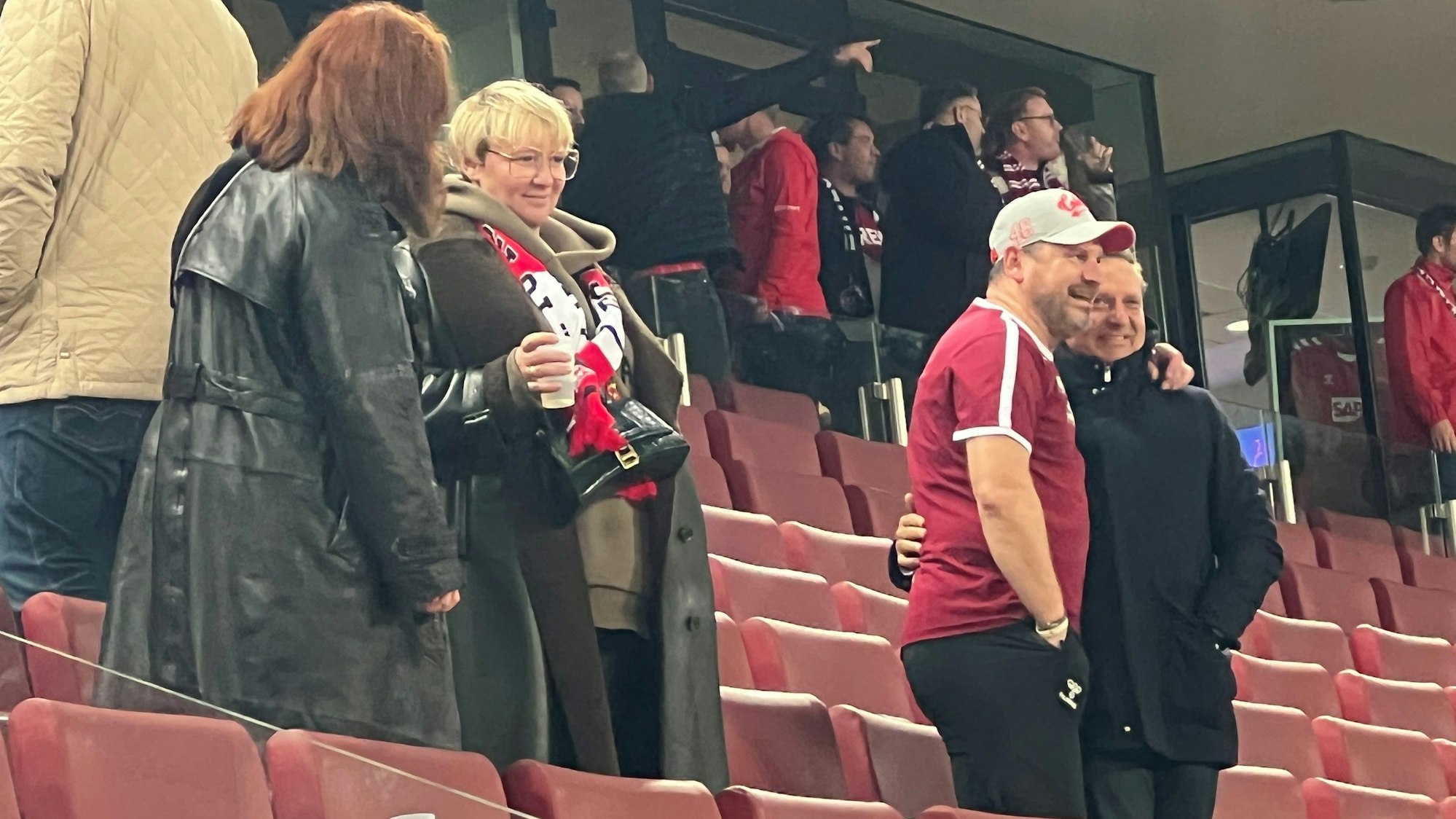 Links die Familie, rechts der Ex-Boss: Steffen Baumgart herzte nach dem 2:2 gegen OGC Nizza am Donnerstagabend (3. November 2022) Horst Heldt.