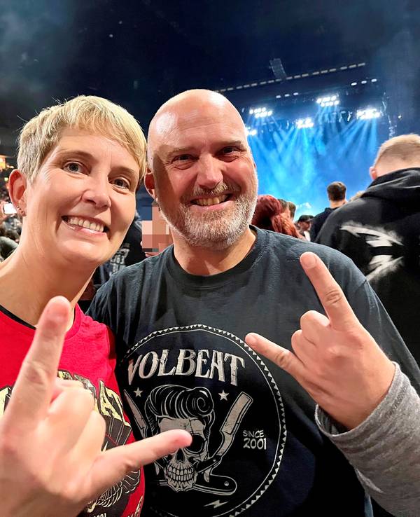 Voller Vorfreude aufs "Volbeat"-Konzert am Mittwoch (2. November 2022) in der Kölner Lanxess-Arena: Martina und Heiner