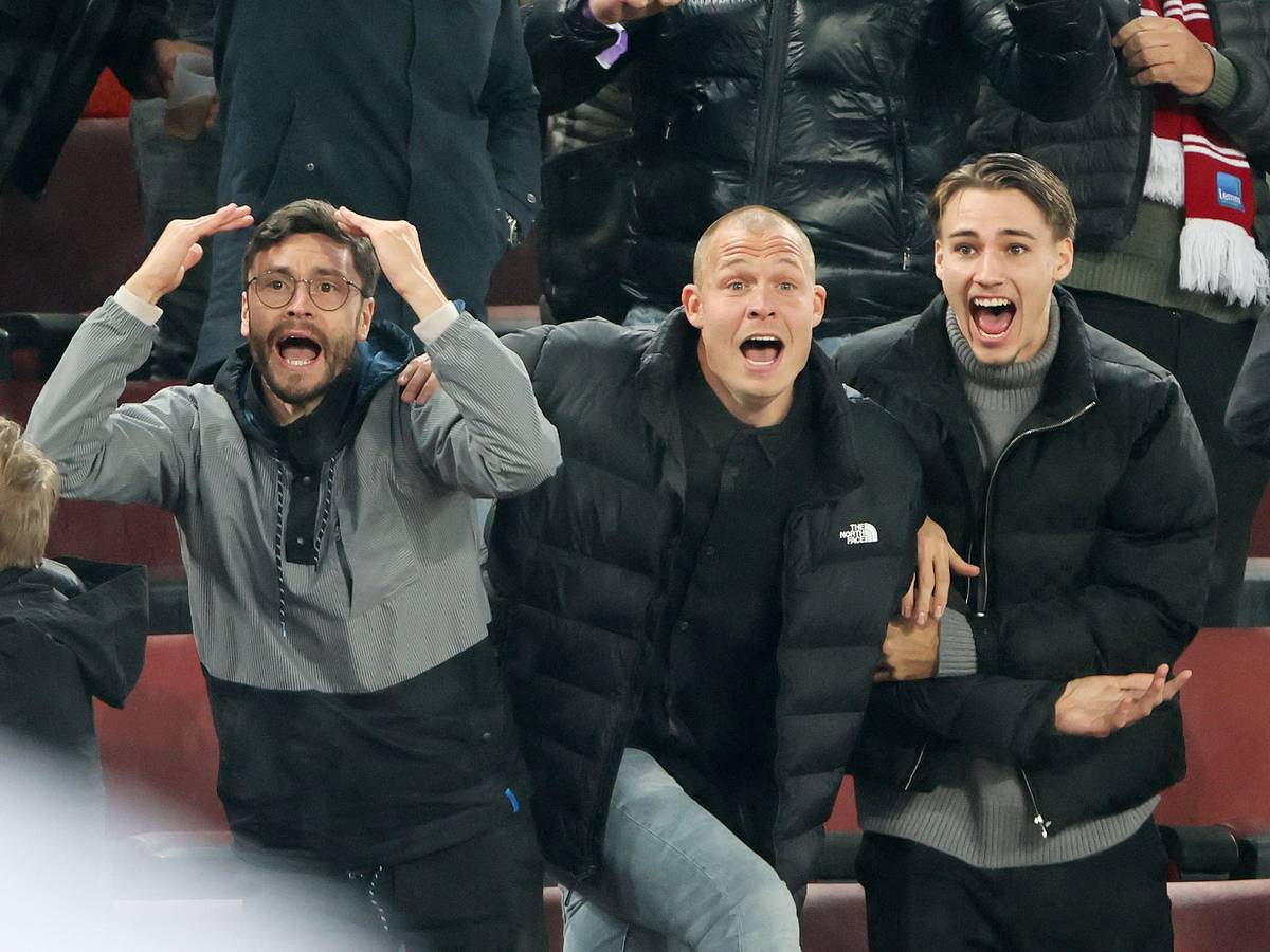 Kapitän Jonas Hector, Matthias Köbbing und Tim Lemperle beim 2:2 des 1. FC Köln gegen OGC Nizza (3. November 2022) auf der Tribüne.