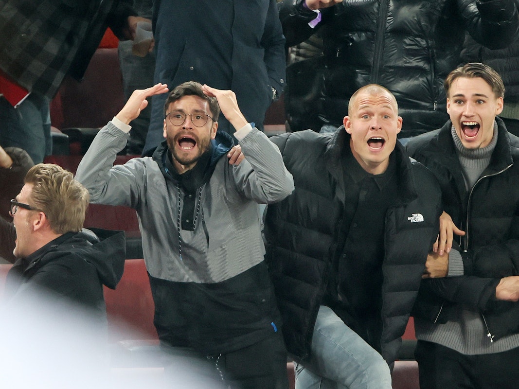 Kapitän Jonas Hector, Matthias Köbbing und Tim Lemperle beim 2:2 des 1. FC Köln gegen OGC Nizza (3. November 2022) auf der Tribüne.