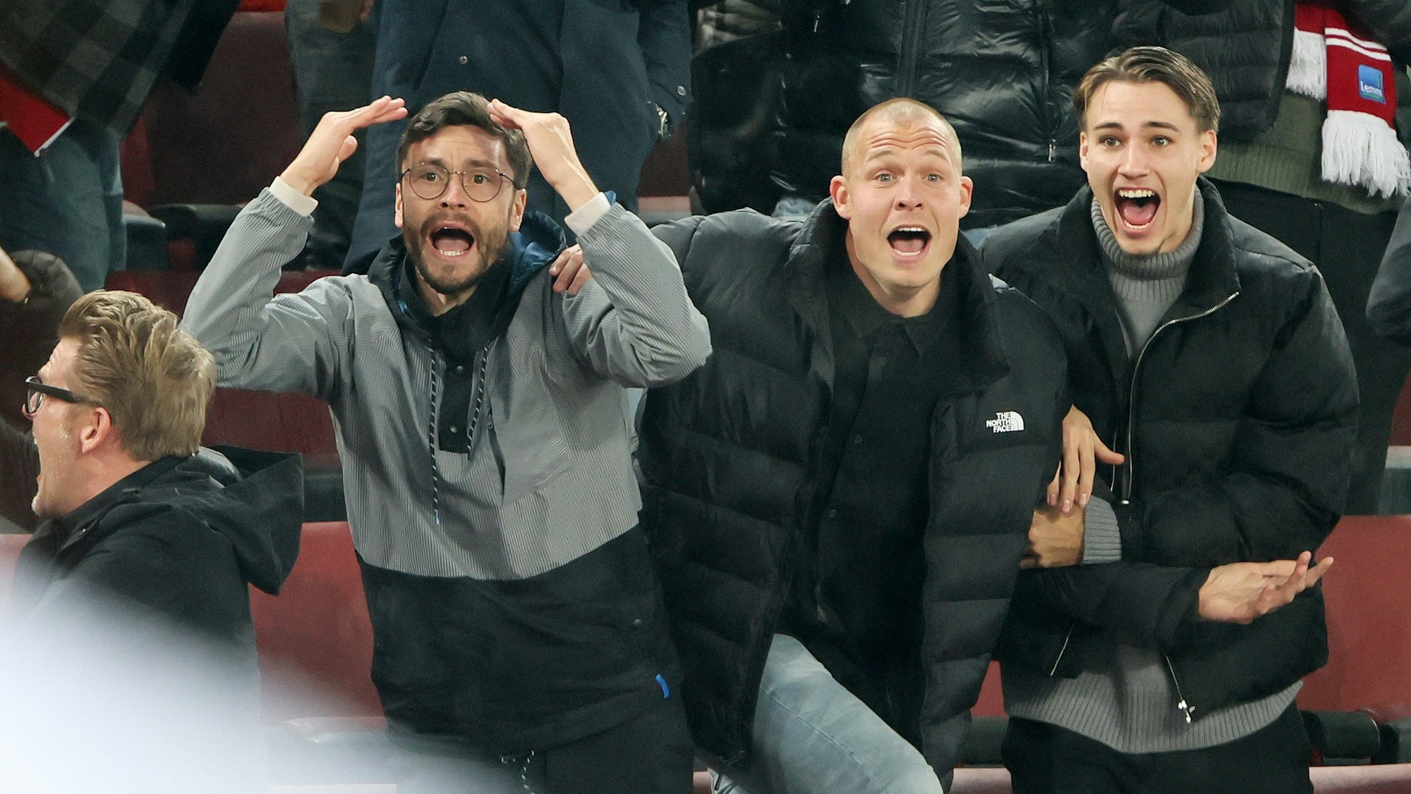 Kapitän Jonas Hector, Matthias Köbbing und Tim Lemperle beim 2:2 des 1. FC Köln gegen OGC Nizza (3. November 2022) auf der Tribüne.