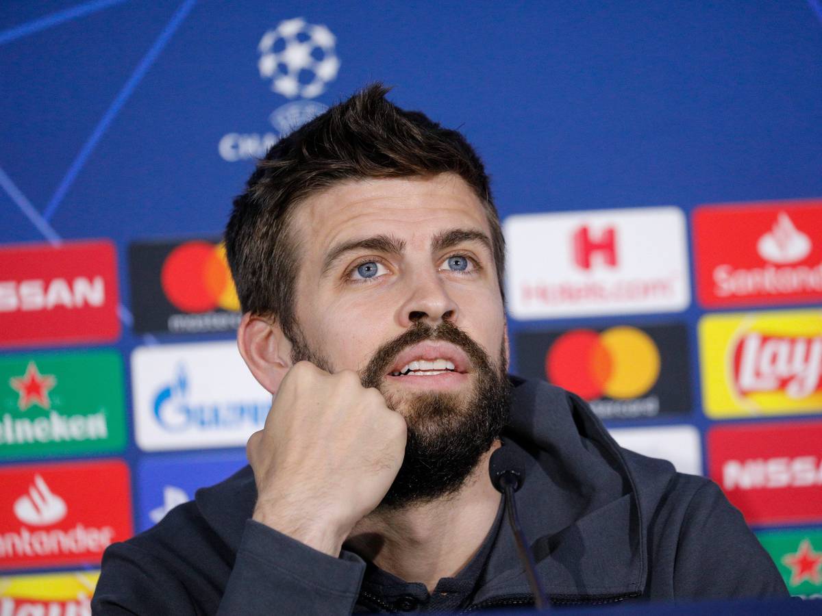 Gerard Piqué vom FC Barcelona während der Pressekonferenz im Stadion San Paolo.