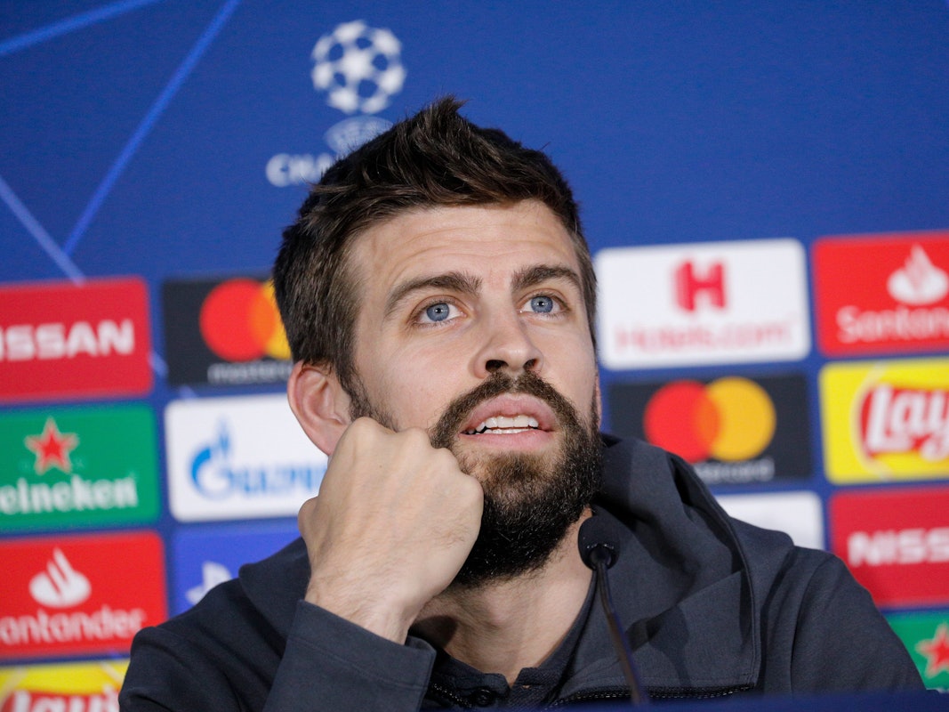 Gerard Piqué vom FC Barcelona während der Pressekonferenz im Stadion San Paolo.