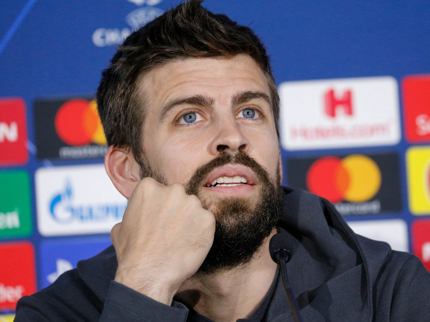 Gerard Piqué vom FC Barcelona während der Pressekonferenz im Stadion San Paolo.