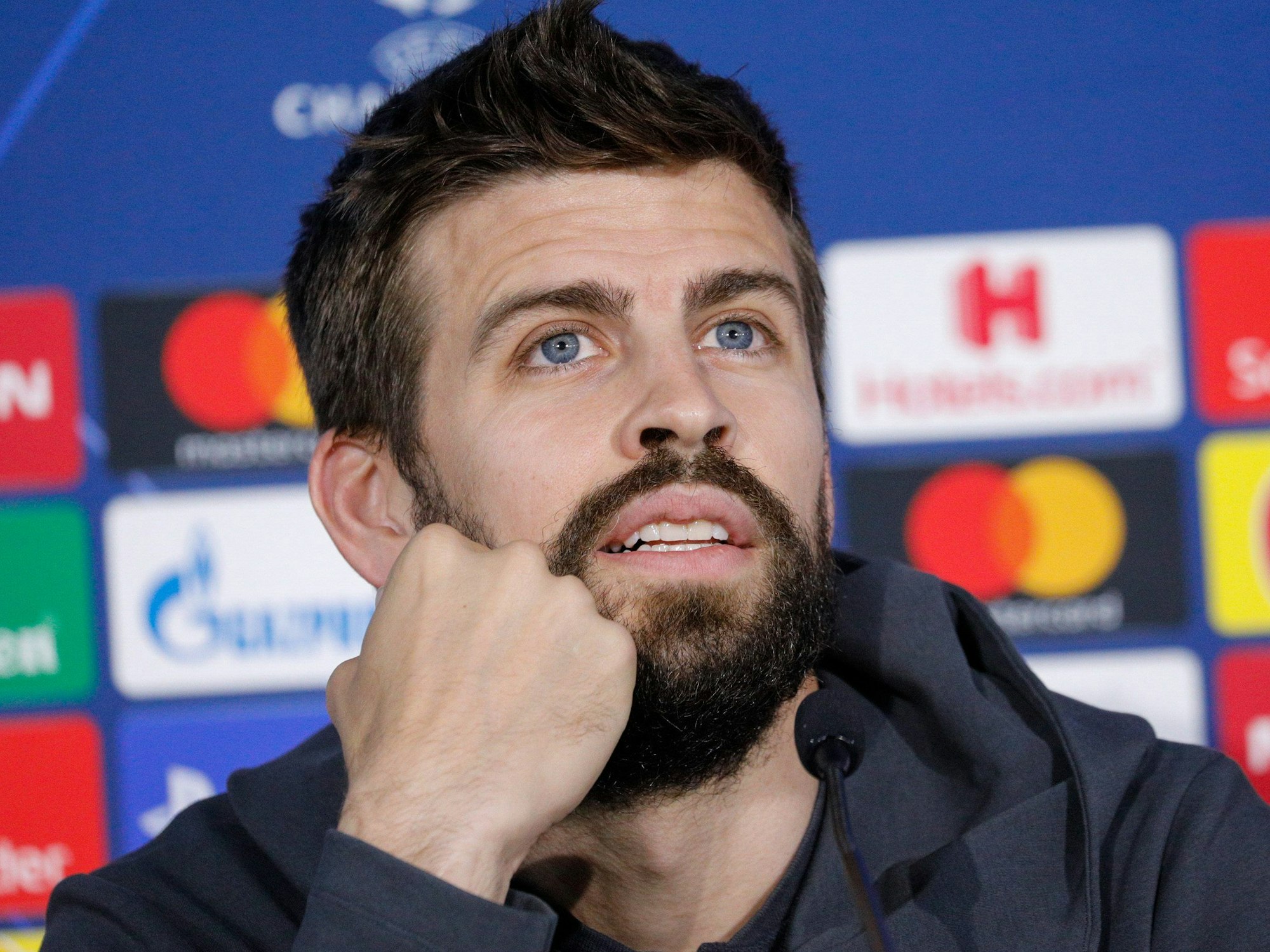 Gerard Piqué vom FC Barcelona während der Pressekonferenz im Stadion San Paolo.