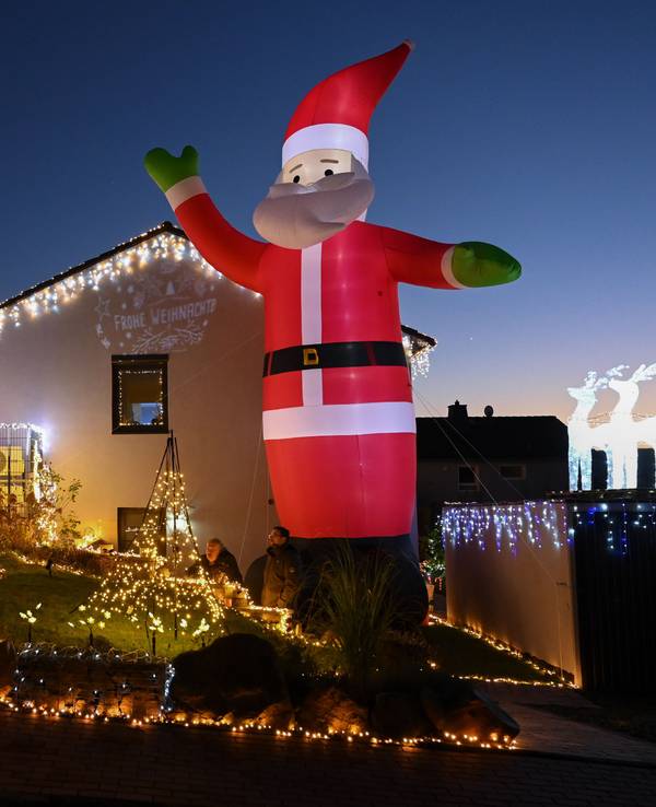 Das bekannte Weihnachtshaus in Ahnatal leuchtet am Abendlicht.