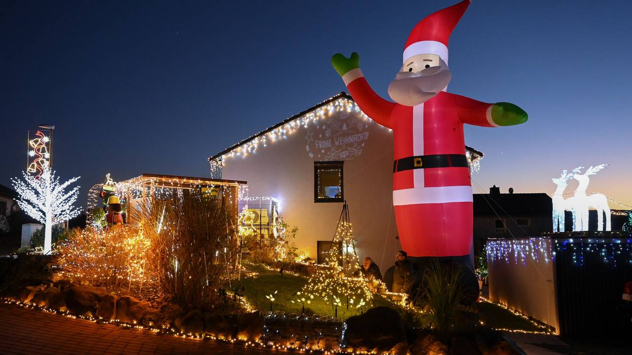 Das bekannte Weihnachtshaus in Ahnatal leuchtet am Abendlicht.
